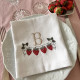 Chemin de table et deux serviettes vintage brodés à vos initiales collection Fraises - Villa Farese