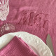 Nappe rectangle brodée personnalisée à vos initiales double gaze de coton Vieux Rose 140x240 - Villa Farese