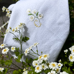 Serviette brodée personnalisée fleur de camomille avec votre initiale - Villa Farese