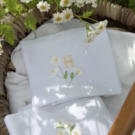 Serviette brodée personnalisée fleur de camomille avec votre initiale - Villa Farese