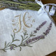 Serviette brodée personnalisée fleur de Lavande monogramme à votre initiale - Villa Farese