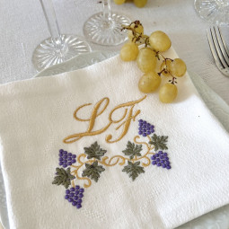 Serviette brodée personnalisée raisin à vos initiales - Villa Farese